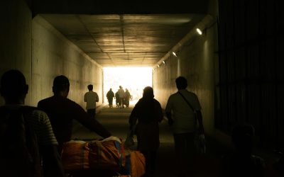 Vivir con el corazón alerta: hablemos sobre el estrés migratorio